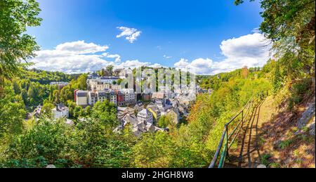 Das Beste des touristischen Dorfes Monschau, in den Hügeln der Nordeifel gelegen, im Naturpark hohes Venn – Eifel im engen Tal der Stockfoto