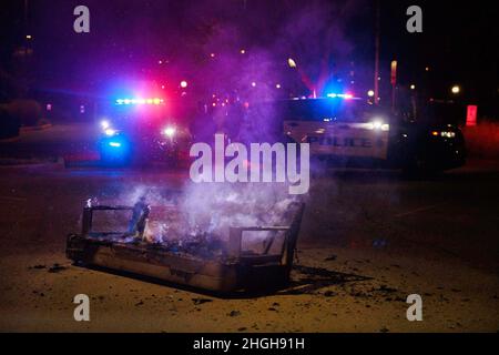 Feuerwehrleute und Polizei reagieren auf ein Sofafeuer der Sample Gates der Indiana University, nachdem das IU-Basketballteam Purdue 68-65 in Bloomington geschlagen hat. Das Feuer wurde ausgelöst, als Fans feierten, die durch die Gegend gingen. Stockfoto