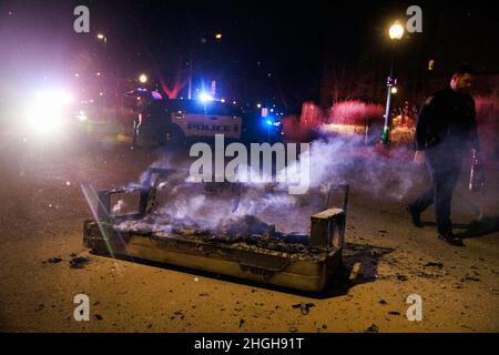 Feuerwehrleute und Polizei reagieren auf ein Sofafeuer der Sample Gates der Indiana University, nachdem das IU-Basketballteam Purdue 68-65 in Bloomington geschlagen hat. Das Feuer wurde ausgelöst, als Fans feierten, die durch die Gegend gingen. Stockfoto