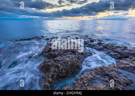 Schöner Sonnenuntergang an der kanarischen Inselküste von Teneriffa mit Felsen und bluewater Stockfoto