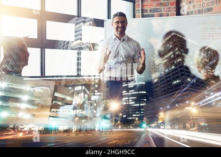 An sein Team wenden. Aufnahme eines reifen Geschäftsmannes, der eine Präsentation im Sitzungssaal über einer Stadtstraße halten soll. Stockfoto