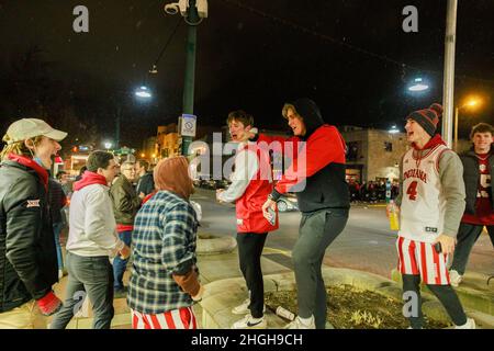 Bloomington, Usa. 20th Januar 2022. Basketballfans der Indiana University feiern auf Kirkwood, nachdem das IU-Basketballteam Purdue 68-65 in Bloomington, Ind. Besiegt hatte. (Foto: Jeremy Hogan/SOPA Images/Sipa USA) Quelle: SIPA USA/Alamy Live News Stockfoto