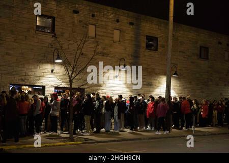 Bloomington, Usa. 20th Januar 2022. Basketballfans der Indiana University stehen vor Kilroy's auf Kirkwood, nachdem das IU-Basketballteam Purdue 68-65 in Bloomington geschlagen hatte. (Foto von Jeremy Hogan/SOPA Images/Sipa USA) Quelle: SIPA USA/Alamy Live News Stockfoto