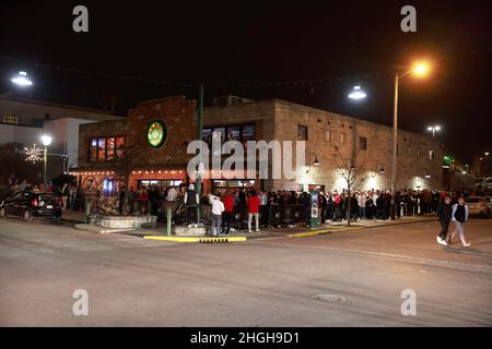 Bloomington, Usa. 20th Januar 2022. Basketballfans der Indiana University stehen vor Kilroy's auf Kirkwood, nachdem das IU-Basketballteam Purdue 68-65 in Bloomington geschlagen hatte. (Foto von Jeremy Hogan/SOPA Images/Sipa USA) Quelle: SIPA USA/Alamy Live News Stockfoto