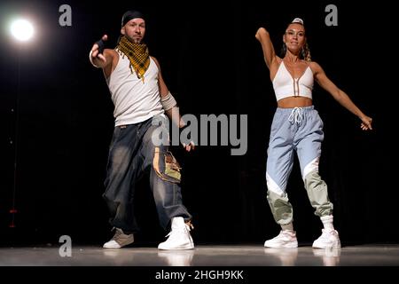 Ganzkörperportrait oder Mann Frau, die im Studio neue Hip-Hop-Bewegungen lernen, stilvolle Freizeitkleidung tragen, energische Menschen voller Begeisterung Stockfoto