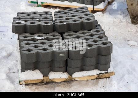 Pflastersteine in einem Paket. Pflastersteine Straßenbau Hintergrund. Ein Fels. Stockfoto