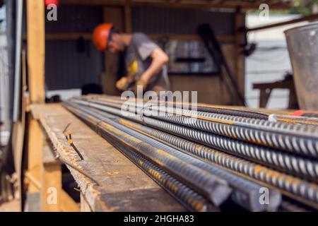 Montage von Bewehrungsstäben zum Ausgießen von Beton. Industrieller Hintergrund. Bewehrungsstruktur Bewehrungsstahl für Stahlbeton auf der Baustelle. Stockfoto