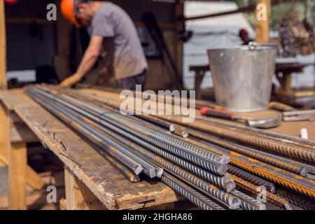 Montage von Bewehrungsstäben zum Ausgießen von Beton. Industrieller Hintergrund. Bewehrungsstruktur Bewehrungsstahl für Stahlbeton auf der Baustelle. Stockfoto