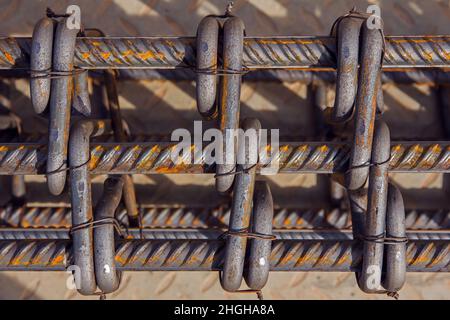 Montage von Bewehrungsstäben zum Ausgießen von Beton. Industrieller Hintergrund. Bewehrungsstruktur Bewehrungsstahl für Stahlbeton auf der Baustelle. Stockfoto