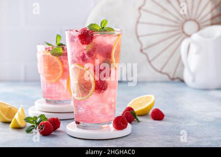 Kalter Cocktail im Frühling oder Sommer, Himbeerlimonade Stockfoto