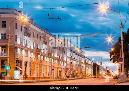 Gomel, Weißrussland. Verkehrs- und Lichtwege auf der Lenin Avenue in Eveining oder bei Nacht. Straße Bei Nacht Bei Langzeitbelichtung Stockfoto