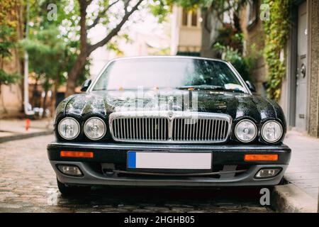 Jaguar XJ (X308) Limousine in der Straße geparkt. Der Jaguar XJ X308 ist Eine Luxuslimousine, die zwischen 1997 und 2003 von Jaguar Cars hergestellt und verkauft wurde. Stockfoto