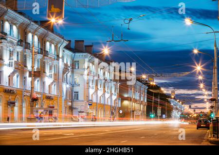 Gomel, Weißrussland. Verkehrs- und Lichtwege auf der Lenin Avenue in Eveining oder bei Nacht. Straße Bei Nacht Bei Langzeitbelichtung Stockfoto