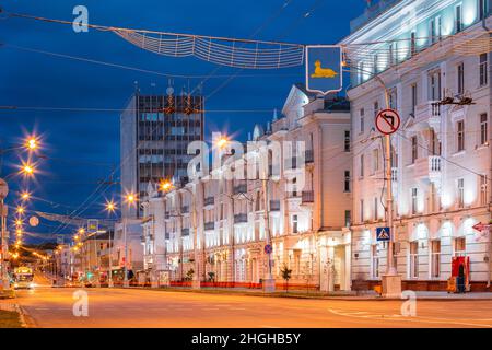 Gomel, Weißrussland. Verkehrs- und Lichtwege auf der Lenin Avenue in Eveining oder bei Nacht. Straße Bei Nacht Bei Langzeitbelichtung Stockfoto