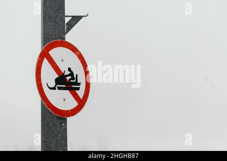 Verbotsschilder auf der Skipiste Stockfoto