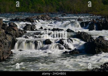 Eine Langzeitbelichtung, die mit einem Teleobjektiv des rauschenden Wassers des Flusses Tje Potomac im Great Falls National Park aufgenommen wurde Stockfoto