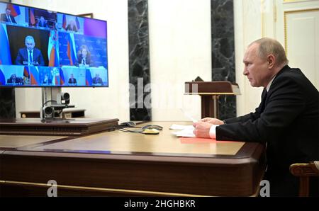 Moskau, Russland. 21st Januar 2022. Der russische Präsident Wladimir Putin hält am 21. Januar 2022 in Moskau, Russland, ein Treffen mit den ständigen Mitgliedern des Sicherheitsrats über eine Videokonferenz seines Kreml-Büros ab. Quelle: Alexei Nikolsky/Kremlin Pool/Alamy Live News Stockfoto