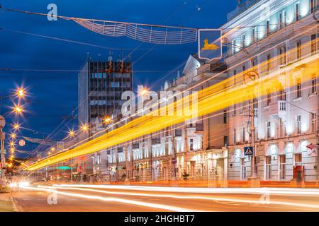 Gomel, Weißrussland. Verkehrs- und Lichtwege auf der Lenin Avenue in Eveining oder bei Nacht. Straße Bei Nacht Bei Langzeitbelichtung Stockfoto