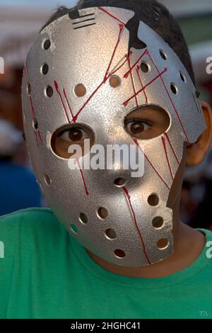 Junger Mann mit Terrormaske bei einer beliebten Party in der Stadt Salvador, Bahia. Stockfoto