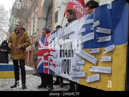 KIEW, UKRAINE - 21. JANUAR 2022 - Aktivisten versammeln sich vor der Botschaft des Vereinigten Königreichs, um dem britischen Volk ihre Dankbarkeit für die Bereitstellung auszudrücken Stockfoto