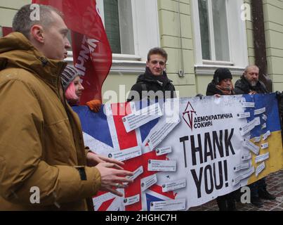 KIEW, UKRAINE - 21. JANUAR 2022 - Aktivisten versammeln sich vor der Botschaft des Vereinigten Königreichs, um dem britischen Volk ihre Dankbarkeit für die Bereitstellung auszudrücken Stockfoto