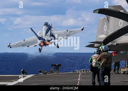 PAZIFISCHER OZEAN (Jan 18, 2022) ein EA-18G Growler, der den „Wizards“ des Electronic Attack Squadron (VAQ) 133 zugewiesen wurde, startet vom Flugdeck der USS Abraham Lincoln (CVN 72) aus. Abraham Lincoln, der als Teil der US-Pazifikflotte tätig ist, führt Schulungen durch, um eine freie und offene Region im Indo-Pazifik-Raum zu erhalten und zu schützen. Stockfoto