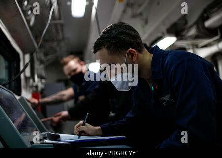 PAZIFISCHER OZEAN (Jan 18, 2022) Aviation Boatswain's Mate (Fuel) Elijah Scott aus Fontana, Kalifornien, verwaltet einen Treibstoffspeicher an Bord der USS Abraham Lincoln (CVN 72). Abraham Lincoln, der als Teil der US-Pazifikflotte tätig ist, führt Schulungen durch, um eine freie und offene Region im Indo-Pazifik-Raum zu erhalten und zu schützen. Stockfoto