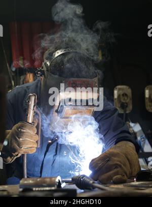 PHILIPPINISCHES MEER (Jan 19, 2022) Hull Maintenance Technician 1st Klasse Albert Pitquen, aus Temecula, Kalifornien, schweißt Metall für eine neue Wasserplattform an Bord der USS Abraham Lincoln (CVN 72). Abraham Lincoln, der als Teil der US-Pazifikflotte tätig ist, führt Schulungen durch, um eine freie und offene Region im Indo-Pazifik-Raum zu erhalten und zu schützen. Stockfoto