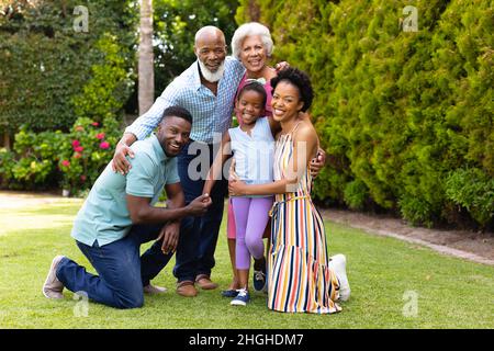 Porträt einer fröhlichen afroamerikanischen Familie aus drei Generationen im Garten des Hinterhofs Stockfoto