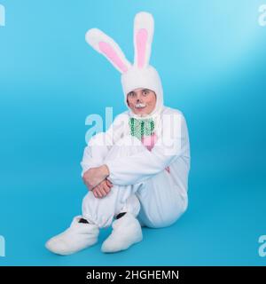 Junger hübscher Mann im Kostüm des süßen kleinen Hasen Stockfoto