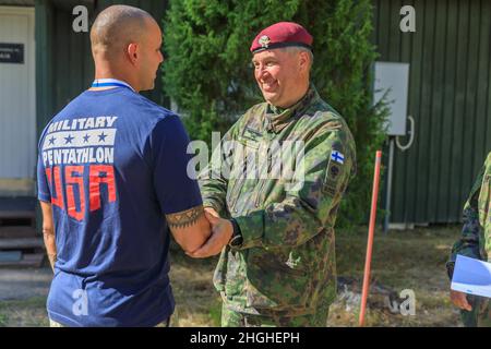 Personal Sgt. Devin Crawford, 108. Trainingskommando, erhält seine Medaille für den dritten Platz seines Teams beim Militärwettbewerb der Verbands der Reserveoffiziere in Lahti, Finnland, am 1. August. Der CIOR MILCOMP ist ein jährlicher Wettbewerb zwischen der NATO und den Partnership for Peace-Nationen. Dieser Wettbewerb testet Reserve-Service-Mitglieder aus verbündeten Nationen auf mehreren Kerndisziplinen in Teams von drei. Stockfoto