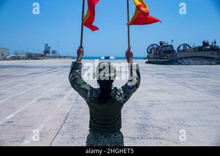 210801-M-JM820-1065 MARINESTÜTZPUNKT MOHAMMED AL-AHMAD, Kuwait (1. August 2021) – Ein Seemann, der der Beachmaster Unit 2 zugewiesen wurde, führt ein Landungsschiff, Luftkissen, auf dem Marinestützpunkt Mohammed Al-Ahmad, Kuwait, 1. August. Die 24. Marine Expeditionary Unit wird im Einsatzgebiet der 5. US-Flotte eingesetzt, um Marineinteroperationen zu unterstützen, um die maritime Stabilität und Sicherheit in der Zentralregion zu gewährleisten und das Mittelmeer und den Pazifik durch den westlichen Indischen Ozean und drei strategische Engpässe zu verbinden. Stockfoto