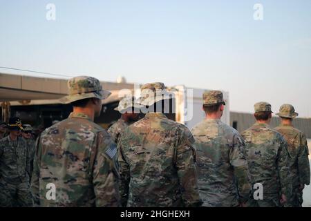 Soldaten mit dem 2. Squadron, dem 108. Kavallerieregiment, dem 256. Kampfteam der Infanterie-Brigade, der Nationalgarde von Louisiana, bereiten sich darauf vor, ihre Silbersporne während einer Spornzeremonie auf der Al Asad Air Base im westlichen Irak am 1. August 2021 zu empfangen. Die Spornzeremonie ist der Höhepunkt der traditionellen Spornfahrt, eine Veranstaltung, die sich in der Regel über zwei bis drei Tage erstreckt und geistig und körperlich anspruchsvolle Aufgaben umfasst, um Kavalleriesoldaten und an Kavallerieeinheiten angeschlossene Soldaten zu testen. Der Spornritt wird verwendet, um den Esprit de Corps zu verbessern, Kameradschaft zu fördern und kompetente Führungskräfte mit technischen und taktischen Fähigkeiten zu entwickeln Stockfoto