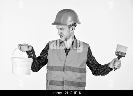 Echter Maler Arbeiter im Helm. Zimmermann bereit zu arbeiten. Bauwerkzeug Reparaturausrüstung. Junger Arbeiter ist Ingenieur Assistent. Reparaturmeister in Uniform. Mann Stockfoto