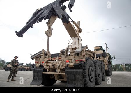 U.S. Marine Corps Lance CPL. David Gomez III, ein Kraftfahrzeugbetreiber, 1. Marine Logistics Group, I Marine Expeditionary Force, betreibt den Kran eines Logistikfahrzeugsystems Ersatz MKR 18 Frachtfahrzeug während der Übung Freedom Banner 21, 2. August 2021. Freedom Banner ist eine einzigartige Gelegenheit für die 1st Marine Logistics Group, eine strategische Mobilitätsübung in einem maritimen Umfeld durchzuführen und für die i Marine Expeditionary Force, Advanced Naval Base und Expeditionary Advanced Base Konzepte zu verfeinern. Stockfoto