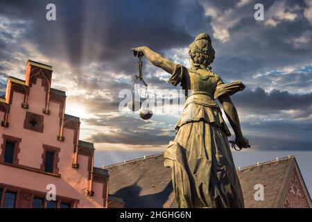 Justitia Monument Blick von hinten in der Dämmerung mit Sonnenuntergang und Wolken im Hintergrund, frankfurt deutschland Stockfoto