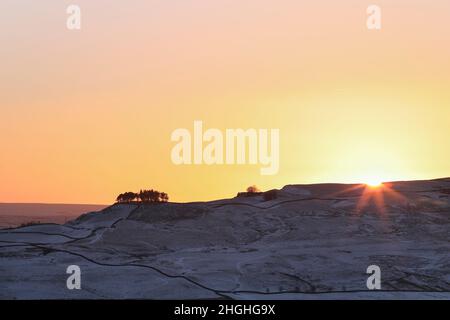 The Ancient Tree Covered Burial Mound of Kirkcarreon in Winter, Middleton-in-Teesdale, Teesdale, County Durham, Großbritannien Stockfoto