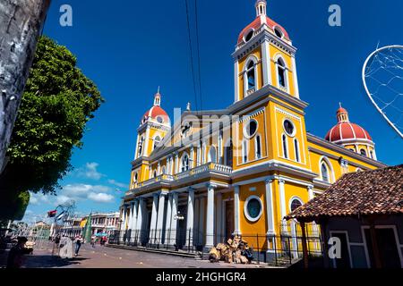 Die wunderschöne neoklassizistische Kathedrale von Granada (Maria Himmelfahrt), Granada, Nicaragua Stockfoto