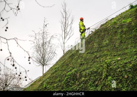 Marble Arch, London, Großbritannien. 21st Januar 2022. Die Arbeiter beginnen mit der Entfernung des Marble Arch Mounds, der weithin als das schlimmste Wahrzeichen Londons angesehen wird und mehr als £6 Millionen kostete. Kredit: Matthew Chattle/Alamy Live Nachrichten Stockfoto