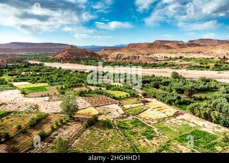 AIT Ben Haddou in Marokko. Bewirtschaftete Felder am Fuße des Ksar Stockfoto