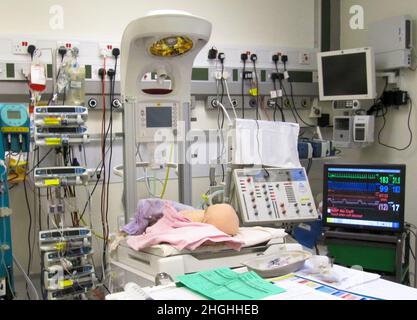 Simulation einer pädiatrischen Intensivstation zur Ausbildung von Personal in NHS-Krankenhäusern. Stockfoto