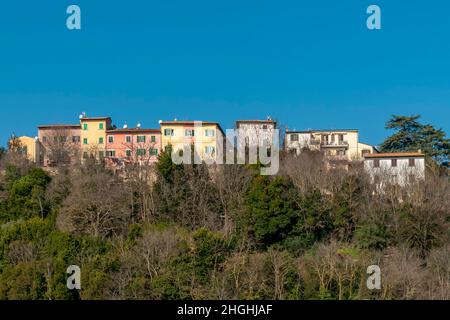 Die bunten Häuser von Montecalvoli in der Gemeinde Santa Maria a Monte, Pisa, Toskana, Italien Stockfoto