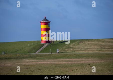 Der gelbe und rote Leuchtturm von Pilsum Stockfoto