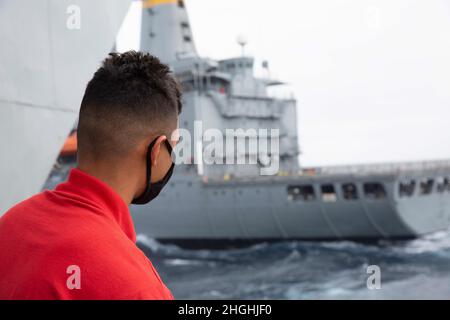 PAZIFIK (Aug 4, 2021) Pfc. Matthew Price, Huntington, Kalifornien, beobachtet den Flottennachfüller USNS Yukon (T-AO 202) während einer Nachfüllung auf See mit der USS Abraham Lincoln (CVN 72). Abraham Lincoln führt derzeit Routineoperationen im Bereich der 3. Flotte der USA durch. Stockfoto