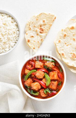 Thailändisches rotes Chicken-Chicken-Puckenkur mit Gemüse in einer Schüssel auf weißem Stein. Draufsicht, flach liegend Stockfoto