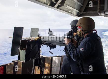 PAZIFIK (Aug 5, 2021) Gunners Mate 1. Klasse Joseph Quartararo aus Staten Island, N.Y., links, weist Gunners Mate 2. Klasse Joel Maldonado aus Acampo, Kalifornien, rechts, an, wie er während einer Live-Feuerübung auf dem Independence-Variant Littoral Combat Ship USS Jackson (LCS 6) ein von der Besatzung gedienttes schweres Maschinengewehr des Kalibers 50 abfeuert. Das Littoral Combat Ship (LCS) ist eine schnelle, agile, missionskorremierte Plattform, die für den Einsatz in Küstenumgebungen entwickelt wurde und sich gegen Küstenbedrohungen des 21. Jahrhunderts ausspioniert. Die LCS ist in der Lage, die Vorwärtspräsenz, die maritime Sicherheit, die Seekontrolle und die Abschreckung zu unterstützen Stockfoto