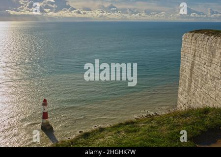 Leuchtturm im Meer am Fuße der Kreidefelsen am Beachy Head bei Eastbourne in East Sussex, England. Stockfoto