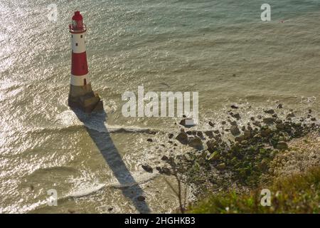 Leuchtturm im Meer am Fuße der Kalkfelsen von Beachy Head in der Nähe von Eastbourne in East Sussex, England Stockfoto