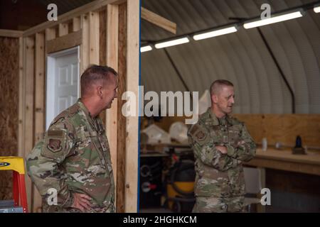 Col. Brent Post, Kommandant der 114. Mission Support Group und Chief Master Sgt. Troy Erlandson, Kommandochef des 114. Fighter Wings, besucht die Luftwaffe des 114. Zivilingenieurgeschwaders während der Bereitschaftsübung im Hector Field, North Dakota, am 5. August 2021. Die 114. Zivilingenieursgeschwader reiste nach Hector Field, um zusätzliche praktische Multicapable Airman-Schulungen mit Spezialgeräten durchzuführen, die an der Heimstation nicht sofort verfügbar waren, um ihre Einsatzbereitschaft zu verbessern. Stockfoto