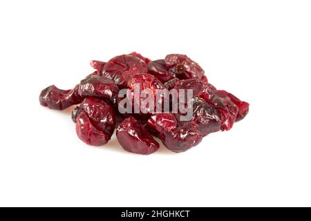 Getrocknete Preiselbeere isoliert auf weiß Stockfoto